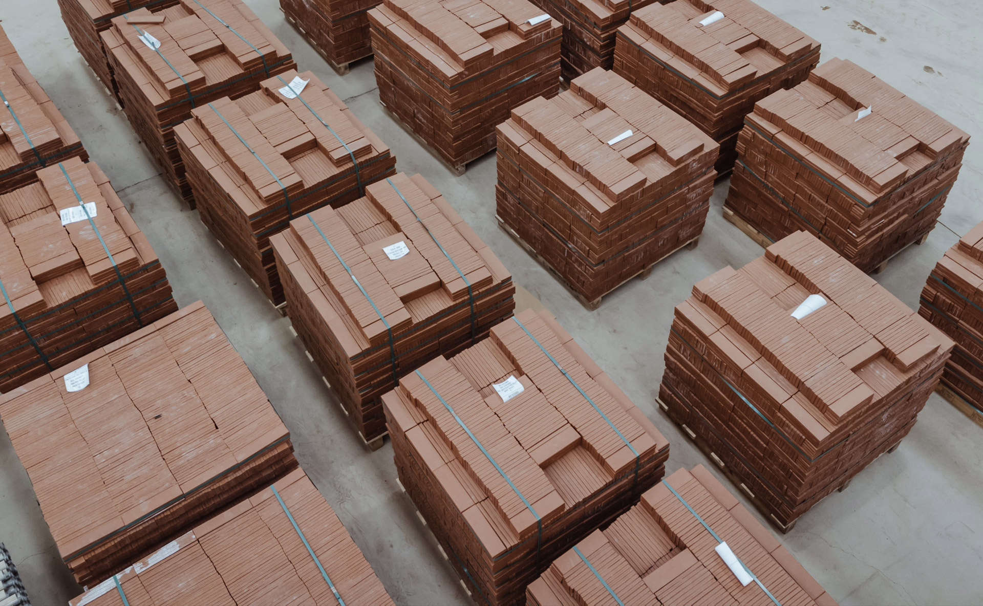 Thin Brick Mora - Contacto